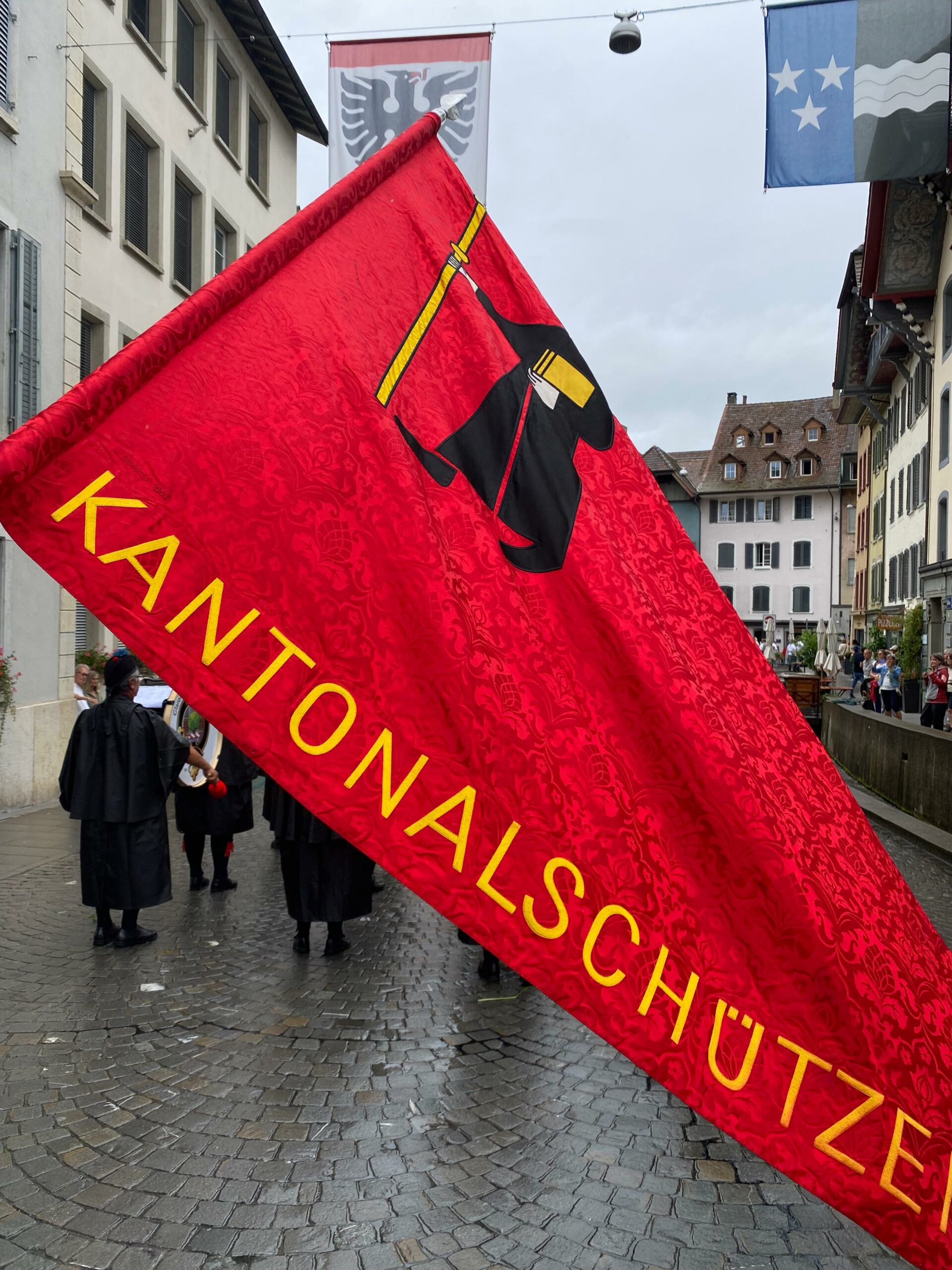 Kantonalfahne am Umzug 200 Jahre SSV